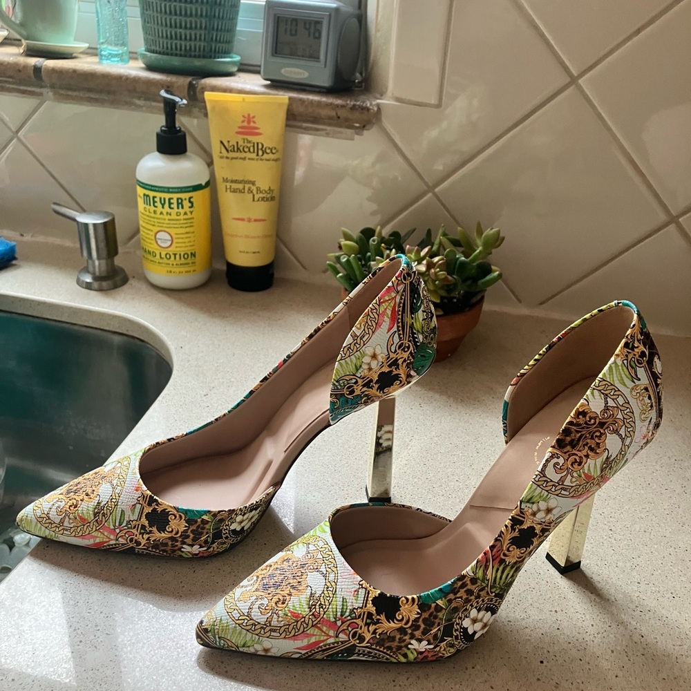 Elegant Green and Yellow Heels with Medium Height